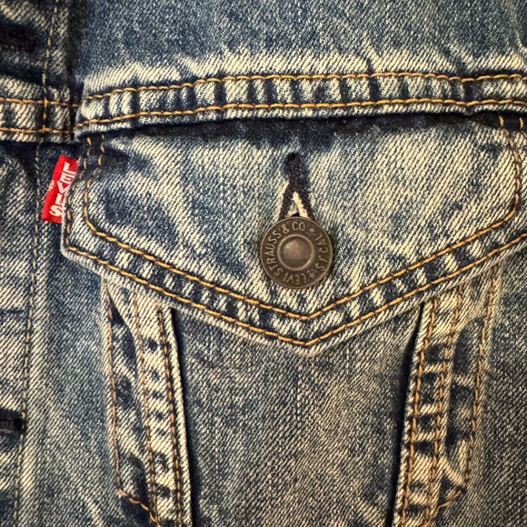 Levi's Classic Blue Denim Jacket - Picture 8 of 8